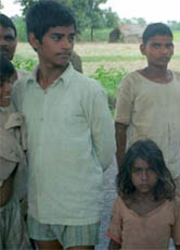 Die Hindus glauben, dass jeder Mensch in eine Kaste geboren, also einer bestimmten Schicht zugeteilt wird. Obwohl dieses System offiziell abgeschafft ist, leben viele Hindus danach. Bild: Kinder in Indien