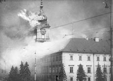 Das Warschauer Königsschloss in Flammen: Im September 1939 begann die deutsche Wehrmacht damit, Bomben über polnischen Städten abzuwerfen.