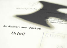 Das Grundgesetz bestimmt, dass Gesetzgebung, Ausführung und Rechtsprechung voneinander getrennt sein müssen.