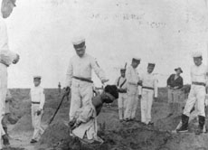 Auf diesem Bild aus dem Jahr 1901 sieht man die Enthauptung eines verurteilten Chinesen durch japanische Soldaten. Im Krieg wurde besonders oft "kurzer Prozess" gemacht.